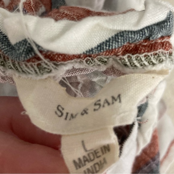 Sim & Sam Cropped Top - Picture 3 of 3